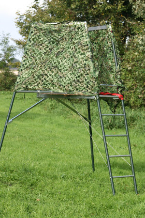 Drückjagdbock mit Tarnnetz